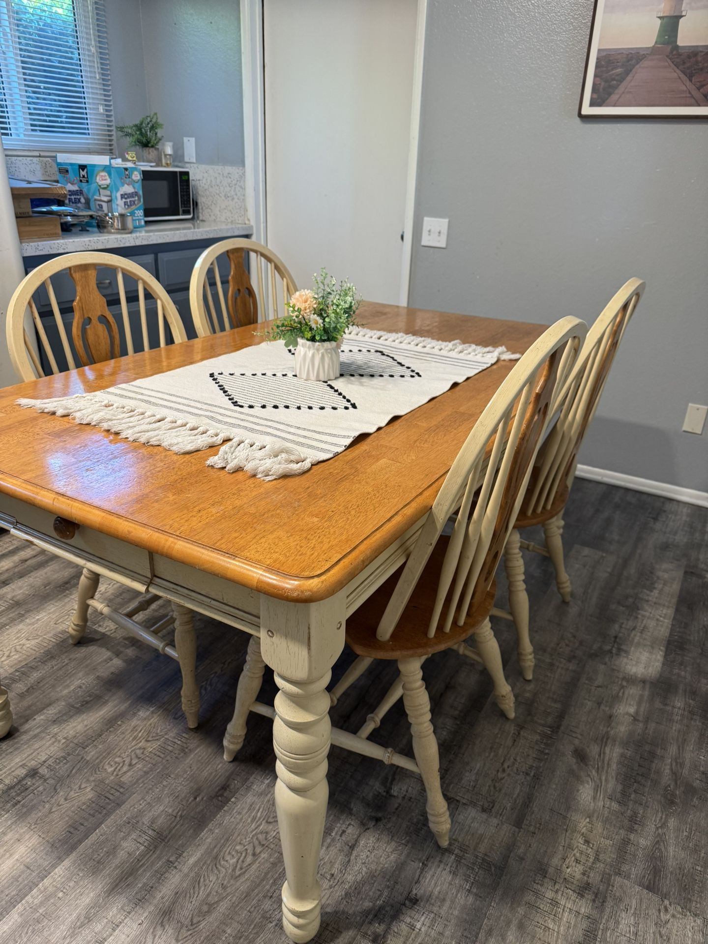 Dinning Table With Bar Chairs.