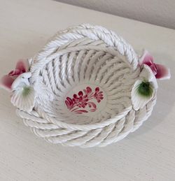 🌿 Vintage porcelain hand weaved floral basket decor