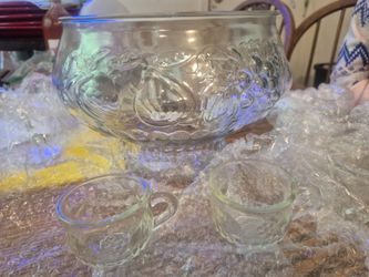 Beautiful large glass punch bowl with 10 cups fruit design