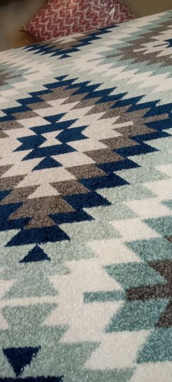 New5/7 area rug thick and elegant soft on the feet