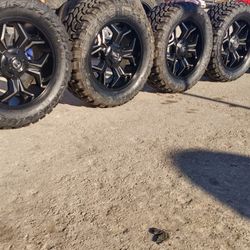 Set de 5 rines seminuevos 20” 5X5.5/4X4.5 para JEEPS,CHEVROLET de 5 birlos,FORD RANGER 1,FORD EXPLORER 1,Y más con 4 llantas nuevas(la