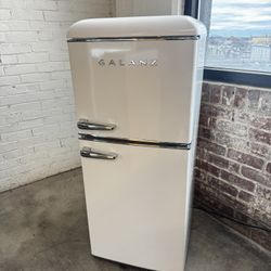 Galanz Retro dual door 4-cu ft Mini Fridge with Freezer ( White ) 