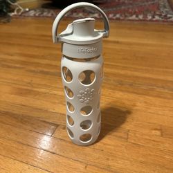 22 Ounce Glass Water Bottle With Silicone Sleeve