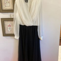Women’s Size 10 Long Sleeve Black And White Dress V-Neck 