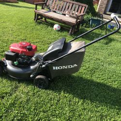Honda HRN216 Self Propelled Lawn Mower 