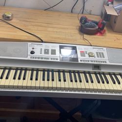 Yamaha DGX-305 Digital Keyboard and stand 