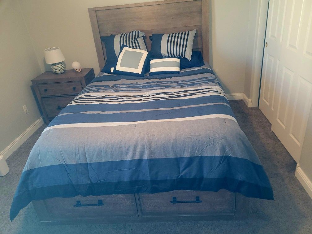 Luxurious Queen Bedroom Ensamble