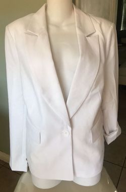 NEW Medium Eva Longoria White Bleizer. SALE $20  🍀