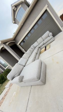 Couch - DELIVERY AVAILABLE / ENTREGA DISPONIBLE