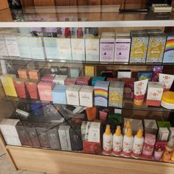 Hola si estas buscando pruductos de jafra aqui tengo variedad de aromas para bebés y grandes
