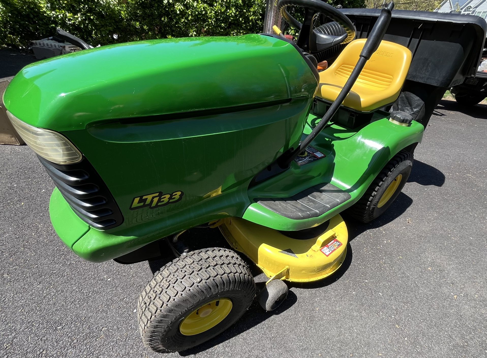 John Deere LT133 Lawn Tractor Rider Mower With Bagger - Excellent!