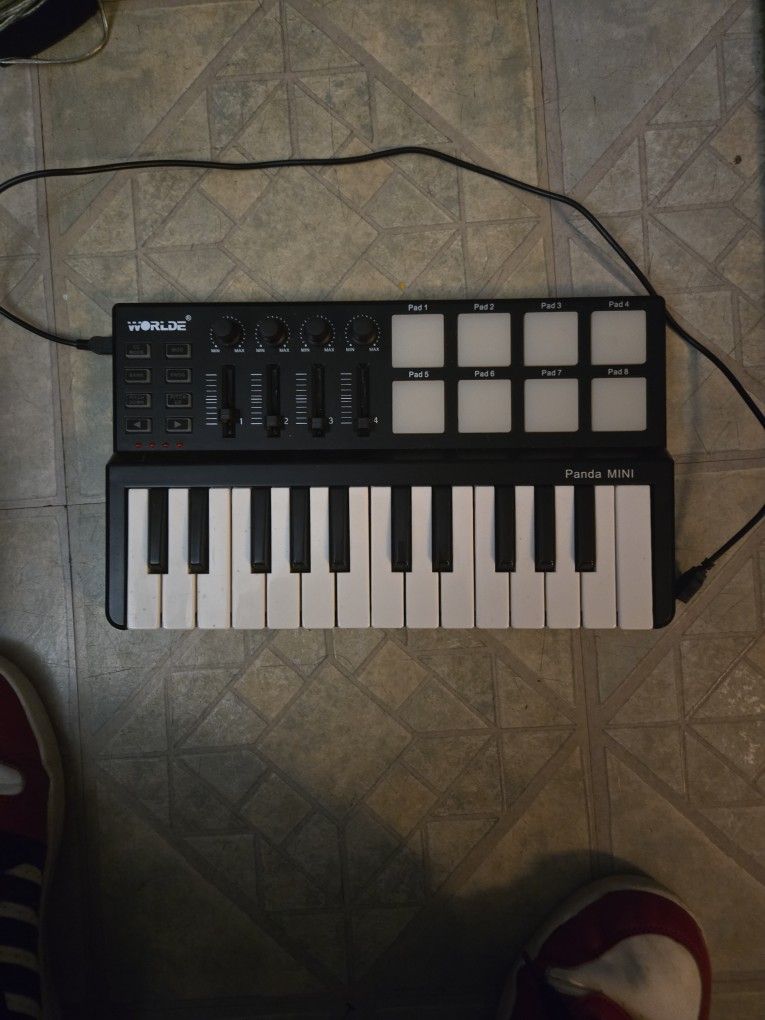Worlde Panda Mini Portable Mini 25 Key USB Keyboard And Drumpad Midi Controller