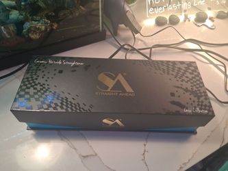 Straight Ahead Pro Elite Ceramic Flat Iron from the brand's premium Gold Collection.Key Features & TechnologyCeramic Floating Plates: The tool uses ad