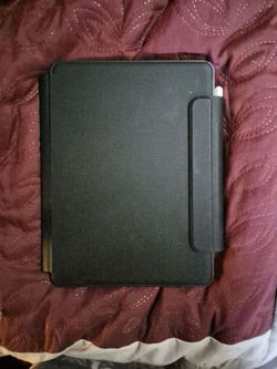 Like new Ipad 10th generation w/ extras!!!