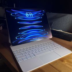 iPad Pro (12.9 in)(6th generation)(M2 Chip) With Magic Keyboard 