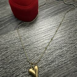 Collar Dorado Con Caja Roja En Forma De Corazón 