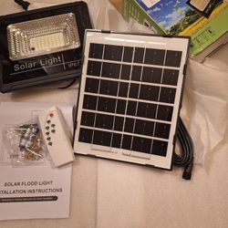 Solar Flood Lights Outdoor，Solar Powered Shed Lighting IP67 
- Dusk to Dawn Auto On/Off, with Remote Control and Battery 
for Wall Porch,Patio,Backyar