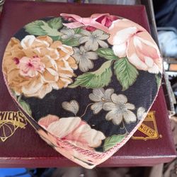 Heart Material Box ( Pins+His And Her, Bracelets.