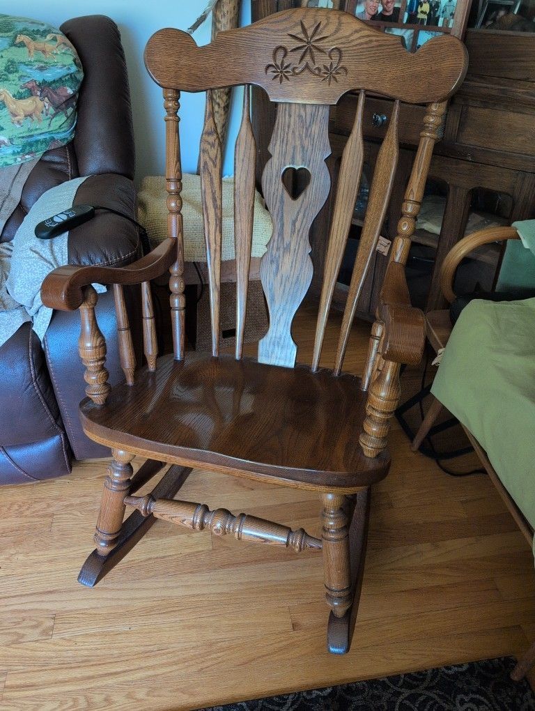 Like New Large Solid oak Rocking Chair by VIRGINIA HOUSE Furniture With Pad..Like New!
