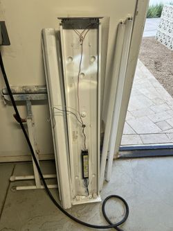 Free 4-ft Fluorescent Shop Light Fixture – Works Great + Lights