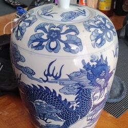Porcelain ginger jar with blue and white dragon motif