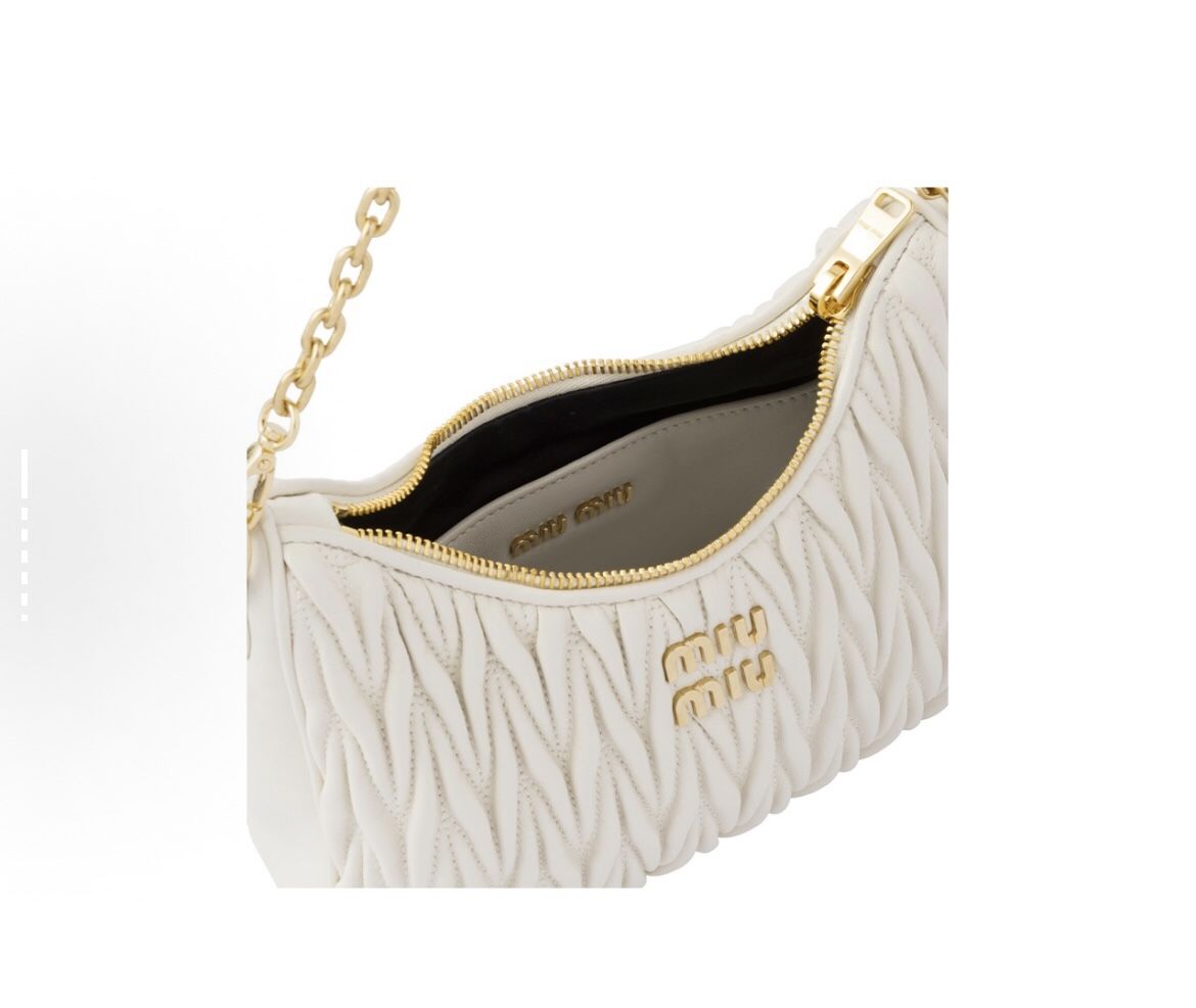 metal logo with engraved lettering, zipper closure, soft sheepskin leather, handheld/cross - body/single - shoulder bag(31)42