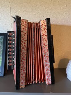Decorative (makes sound) accordion