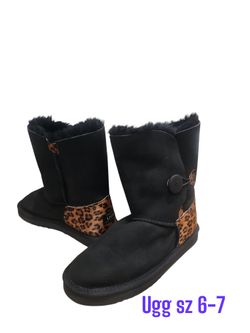 Women Ugg boots sz 6-7