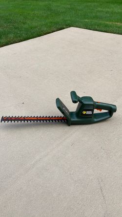 HEDGE TRIMMER 16” BLACK & DECKER 16”  BLADE Works & Runs GREAT 👍 like new