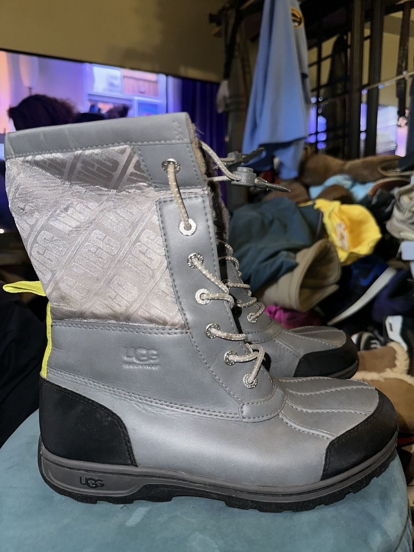 UGGS Kids Butte 2 CWR Boots Metal Grey With Yellow Pre Owned Size 6