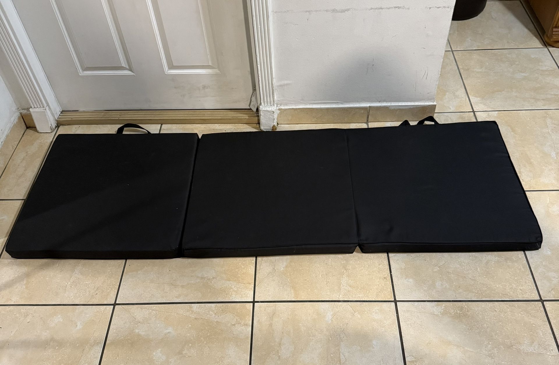 Yoga Ejercicios Colchoneta plegable Negra 73”X23” y De Grosor 2 Pulgadas Black Folding Mattress 73”X23” and 2 Inch Thick