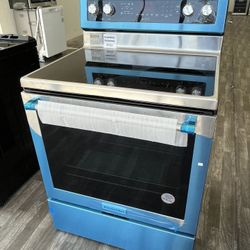 $699! Store Closing Blowout! 6.4 Cu Ft Electric Range, One Year Warranty