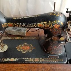 Antique Singer Sewing Machine 1924 In Cabinet