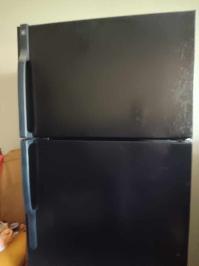 GE Fridge In Excellent Condition