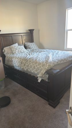 Vintage queen bed