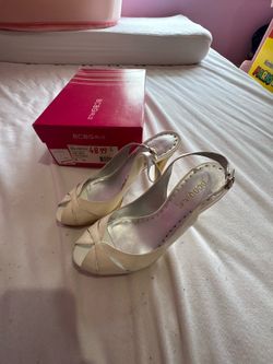 BCBG Girls white patient heels size 8