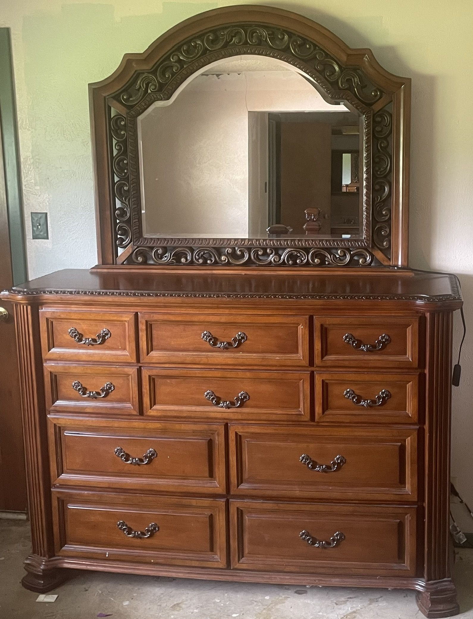 Dresser With Mirror