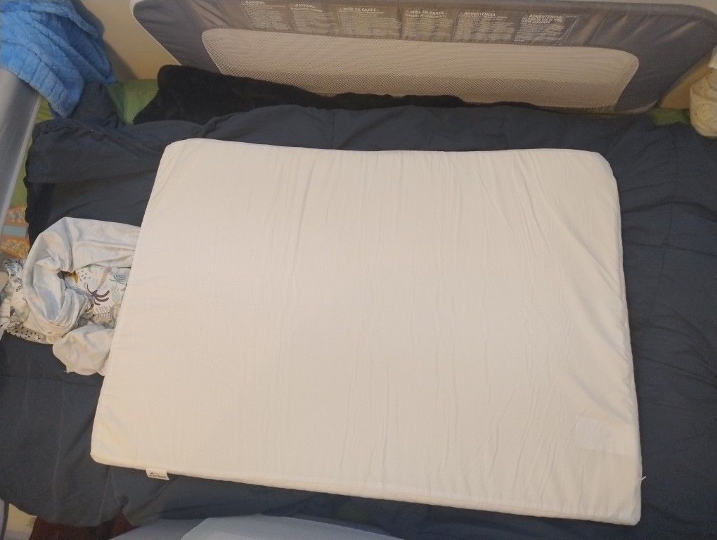 26x38 Crib Mattress + 2 Fitted Sheets