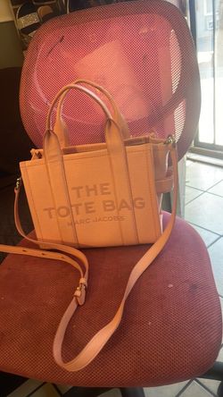 Tengo esta bolsa de  the tote BAG Rosita bajito  mediana como nueva