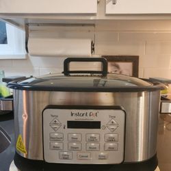ALMOST NEW GREAT INSTANT POT