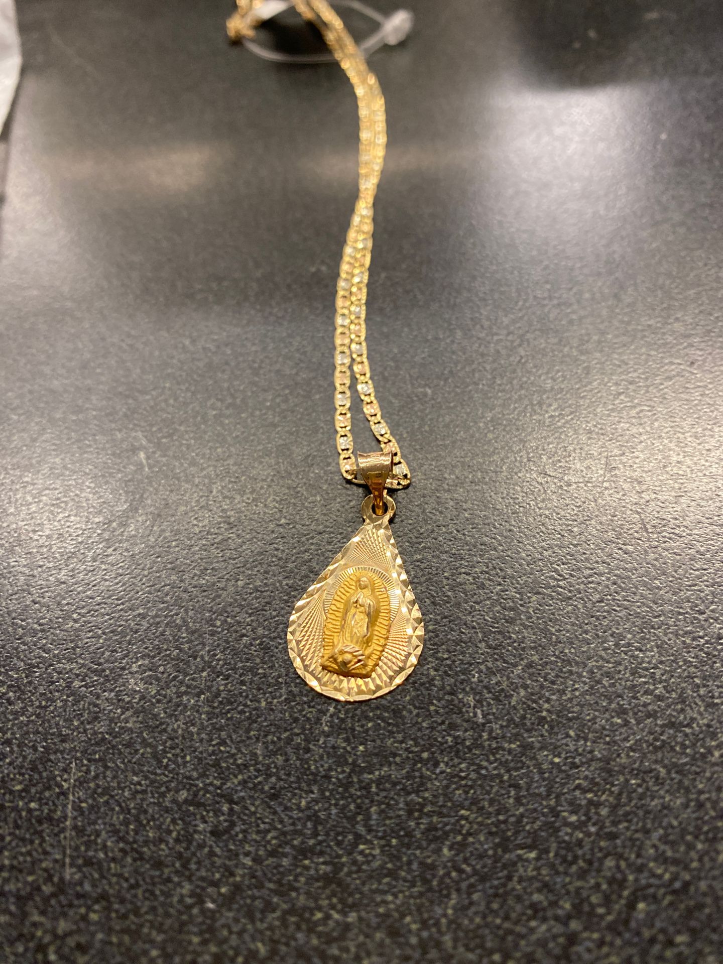 Charms with chain 10kt 3.9 grams