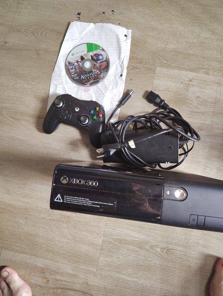 Xbox 360 System With Controller And Game