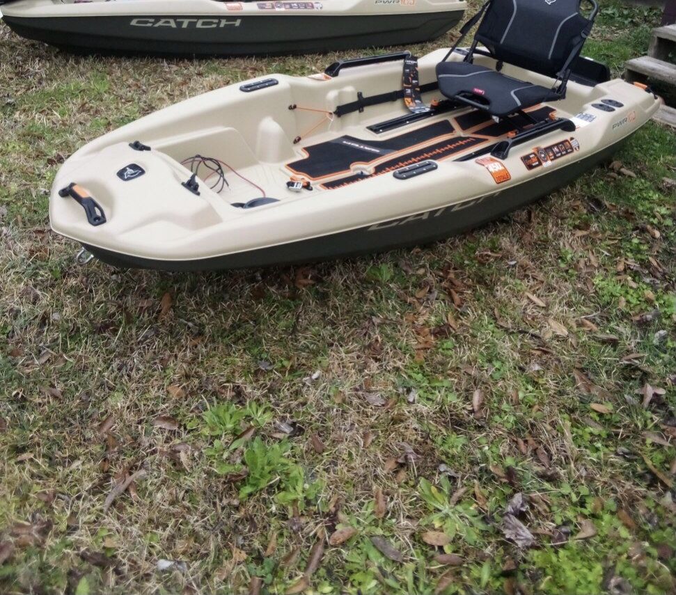 Pelican CATCH PWR 100 SinglePerson Fishing Boat Light Khaki/Khaki