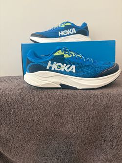 Hoka  size 5 youth y Rincon 4 big kids Blue