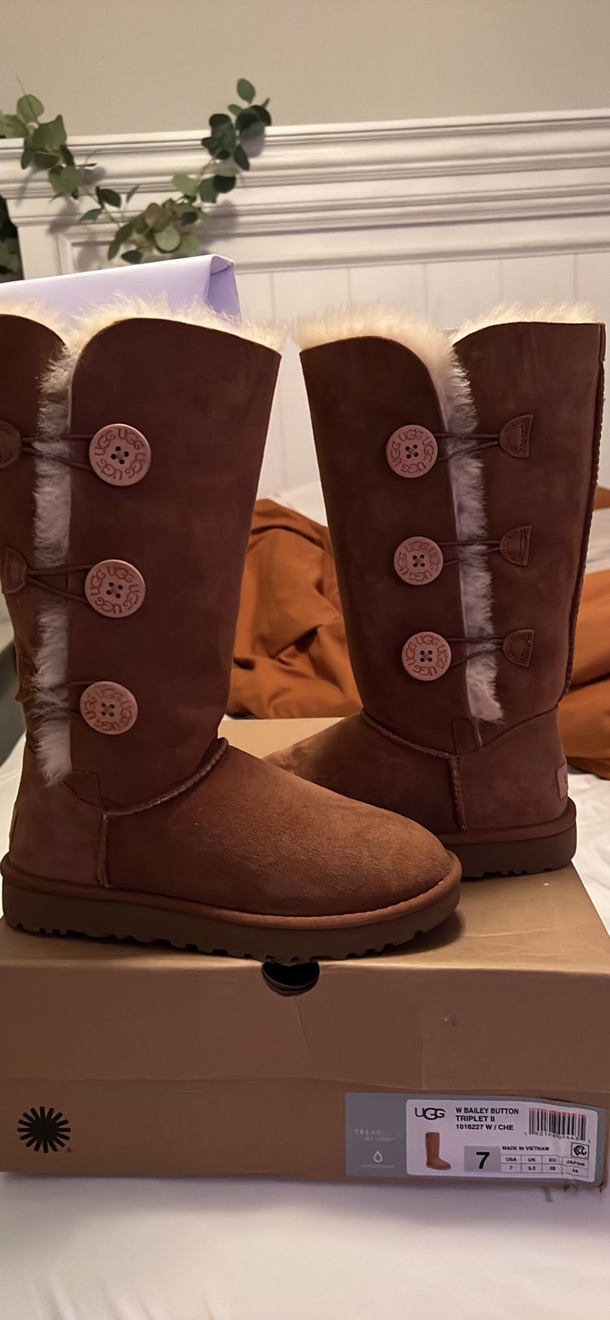 UGGS BAILEY BUTTON women’s Sz 7