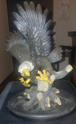 Large Bald Eagle Statue - Resin