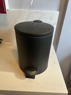 Black trash bin (small)