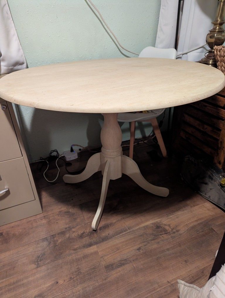 Round Table W/Folding Sides