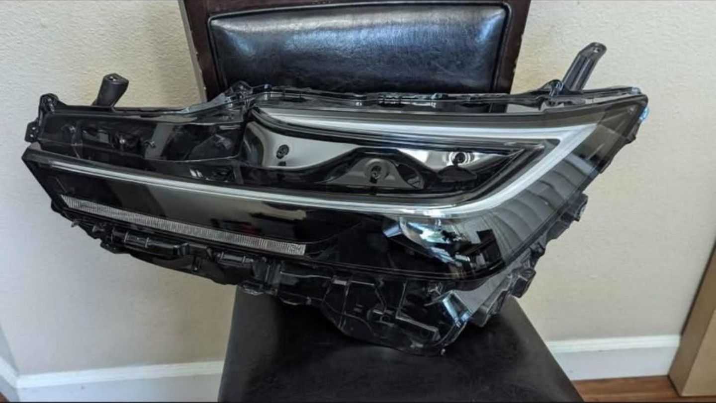 Toyota Prius AWD-E; Left Headlamp