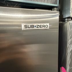 48" Classic French Door Refrigerator/Freezer with Internal Dispenser Model # CL4850UFDID/S MSRP $16,835 (2024)